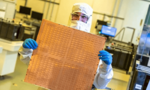 原创 
            日本芯片要崛起？研发1.4nm光刻机，研发玻璃芯片，放弃硅基？