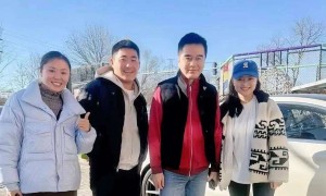 何晴头七，61岁许亚军红卫衣加身现身北京，状态松弛心情颇佳